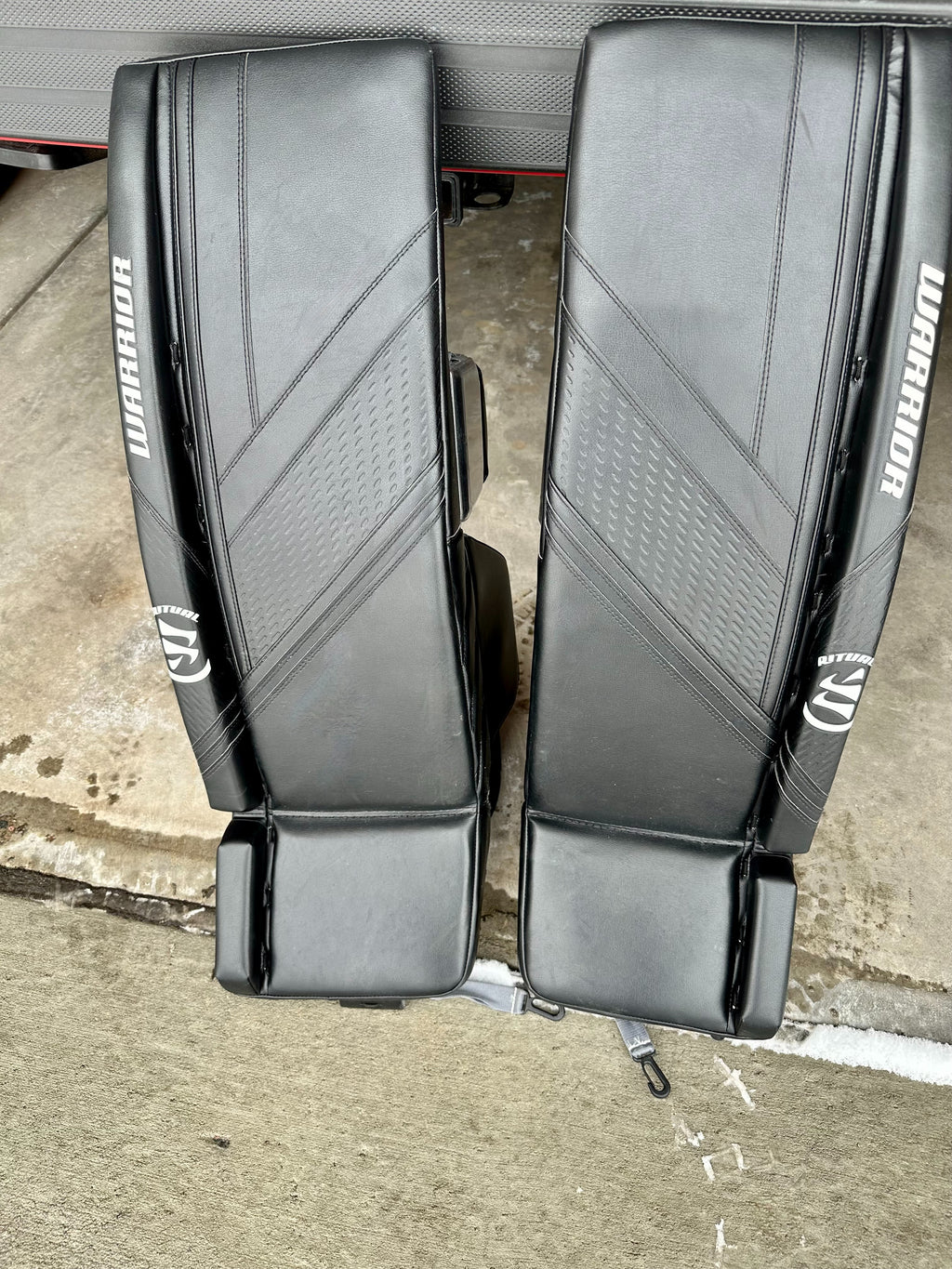 Used 35" Warrior Ritual G6 E+ Goalie Leg Pads